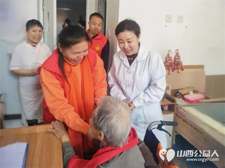 红围巾暖津门心相伴慰夕阳 长治市正能量公益协会海燕教育培训团队走进天津市河东区鸿寿丰泰养老院为老人送去一对一心理慰藉与暖心关怀 - 第7张 - 山西公益人 红围巾暖津门心相伴慰夕阳 长治市正能量公益协会海燕教育培训团队走进天津市河东区鸿寿丰泰养老院为老人送去一对一心理慰藉与暖心关怀 - 第7张
