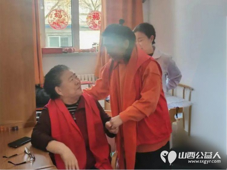红围巾暖津门心相伴慰夕阳 长治市正能量公益协会海燕教育培训团队走进天津市河东区鸿寿丰泰养老院为老人送去一对一心理慰藉与暖心关怀 - 第6张 - 山西公益人 红围巾暖津门心相伴慰夕阳 长治市正能量公益协会海燕教育培训团队走进天津市河东区鸿寿丰泰养老院为老人送去一对一心理慰藉与暖心关怀 - 第6张
