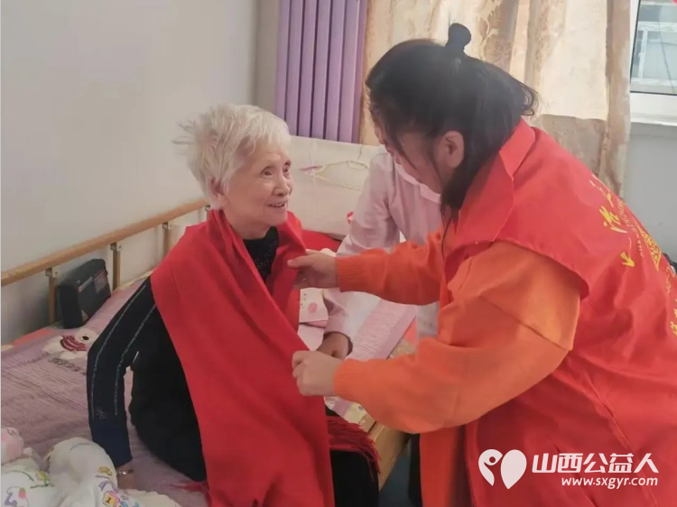 红围巾暖津门心相伴慰夕阳 长治市正能量公益协会海燕教育培训团队走进天津市河东区鸿寿丰泰养老院为老人送去一对一心理慰藉与暖心关怀 - 第4张 - 山西公益人 红围巾暖津门心相伴慰夕阳 长治市正能量公益协会海燕教育培训团队走进天津市河东区鸿寿丰泰养老院为老人送去一对一心理慰藉与暖心关怀 - 第4张