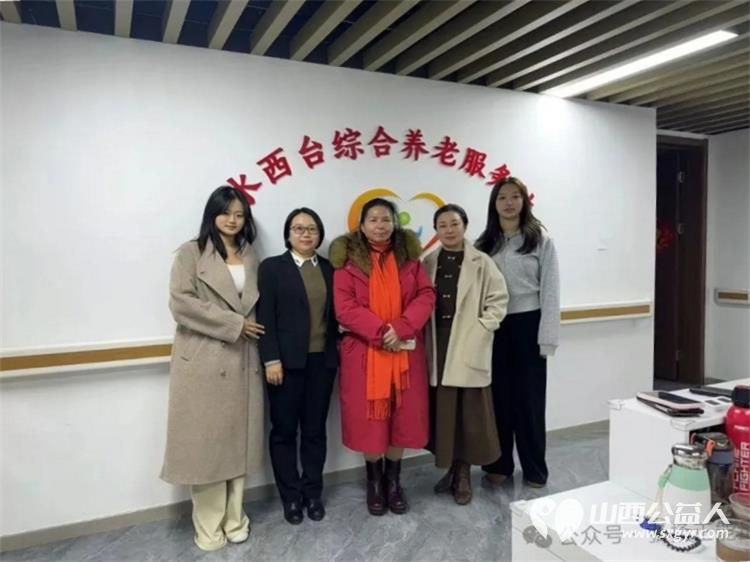 长治市正能量公益协会海燕教育培训团队走进天津市虹桥区水西台综合养老服务站进行慰问对站内安享晚年的老妈妈们的进行了一对一的精神心灵慰藉 - 第1张