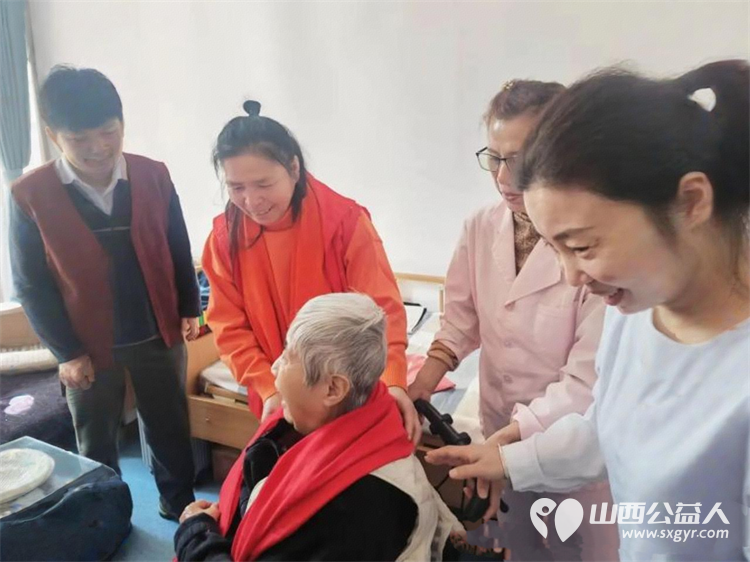 长治市正能量公益协会海燕教育培训团队走进天津市虹桥区水西台综合养老服务站进行慰问对站内安享晚年的老妈妈们的进行了一对一的精神心灵慰藉 - 第6张