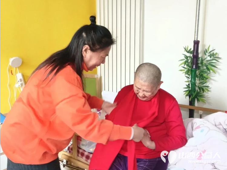 长治市正能量公益协会海燕教育培训团队走进天津市虹桥区水西台综合养老服务站进行慰问对站内安享晚年的老妈妈们的进行了一对一的精神心灵慰藉 - 第2张