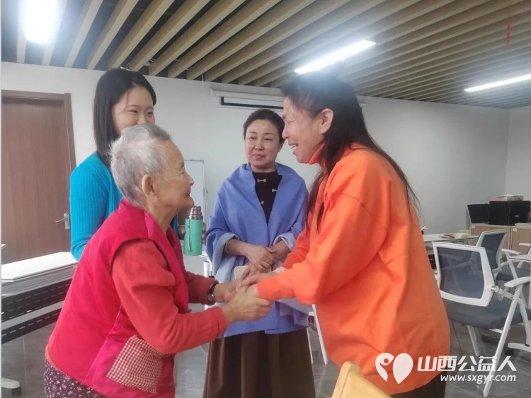长治市正能量公益协会海燕教育培训团队走进天津市虹桥区水西台综合养老服务站进行慰问对站内安享晚年的老妈妈们的进行了一对一的精神心灵慰藉 - 第5张