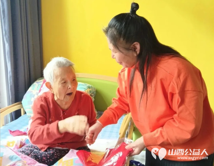 长治市正能量公益协会海燕教育培训团队走进天津市虹桥区水西台综合养老服务站进行慰问对站内安享晚年的老妈妈们的进行了一对一的精神心灵慰藉 - 第3张