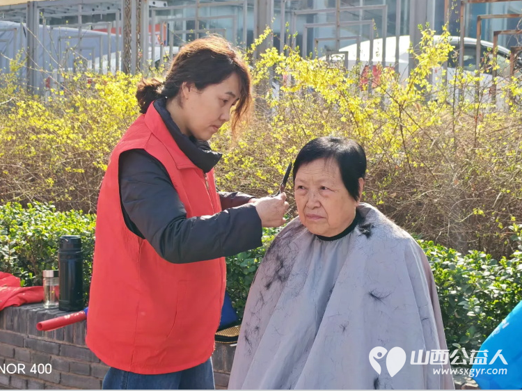 志愿服务进社区健康活动暖人心----介休市敬老协会3月25日走进介休市西南街道绵山南街社区为社区所有老人爱心理发义诊 - 第8张
