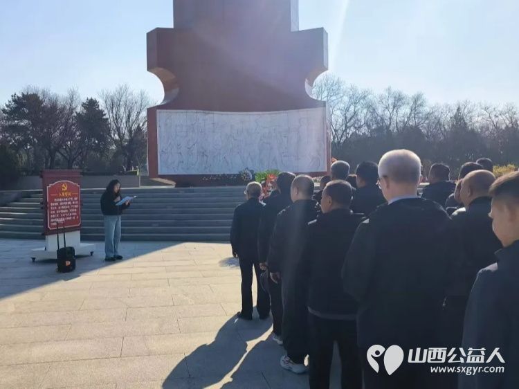 太原环卫清洁转运中心组织全体职工怀着崇敬之情前往太原市解放纪念馆牛驼寨革命烈士陵园开展祭奠英烈活动 - 第2张