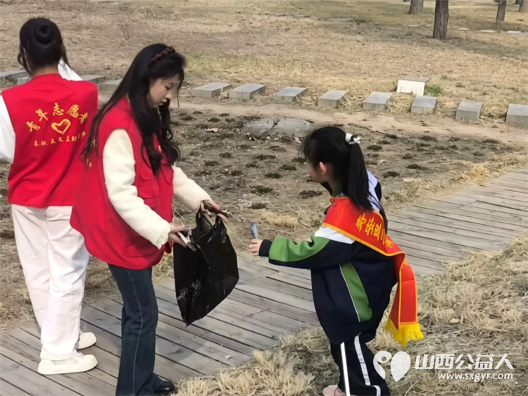 党团队携手护生态.雷锋精神绽新辉¦晋中新青年高校志愿者联合服务中心开展“怡然见晋中.志愿我先行--大手拉小手.环保志愿行”公益活动 - 第7张 - 山西公益人 党团队携手护生态.雷锋精神绽新辉¦晋中新青年高校志愿者联合服务中心开展“怡然见晋中.志愿我先行--大手拉小手.环保志愿行”公益活动 - 第7张
