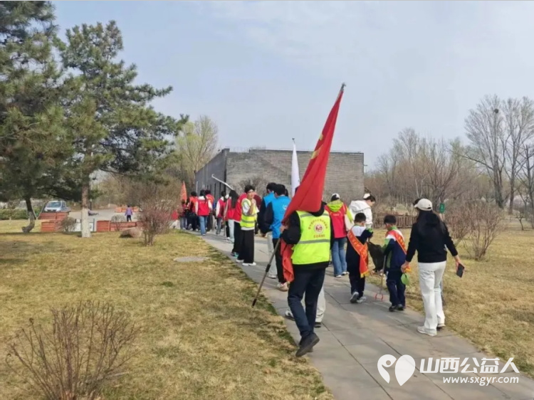 党团队携手护生态.雷锋精神绽新辉¦晋中新青年高校志愿者联合服务中心开展“怡然见晋中.志愿我先行--大手拉小手.环保志愿行”公益活动 - 第5张 - 山西公益人 党团队携手护生态.雷锋精神绽新辉¦晋中新青年高校志愿者联合服务中心开展“怡然见晋中.志愿我先行--大手拉小手.环保志愿行”公益活动 - 第5张
