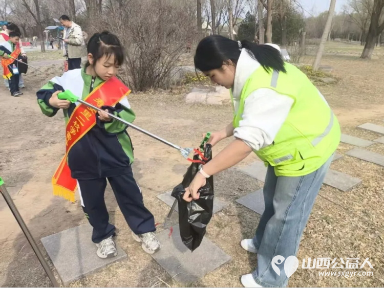 党团队携手护生态.雷锋精神绽新辉¦晋中新青年高校志愿者联合服务中心开展“怡然见晋中.志愿我先行--大手拉小手.环保志愿行”公益活动 - 第10张 - 山西公益人 党团队携手护生态.雷锋精神绽新辉¦晋中新青年高校志愿者联合服务中心开展“怡然见晋中.志愿我先行--大手拉小手.环保志愿行”公益活动 - 第10张