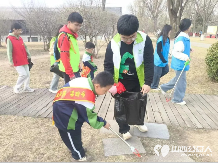党团队携手护生态.雷锋精神绽新辉¦晋中新青年高校志愿者联合服务中心开展“怡然见晋中.志愿我先行--大手拉小手.环保志愿行”公益活动 - 第8张 - 山西公益人 党团队携手护生态.雷锋精神绽新辉¦晋中新青年高校志愿者联合服务中心开展“怡然见晋中.志愿我先行--大手拉小手.环保志愿行”公益活动 - 第8张