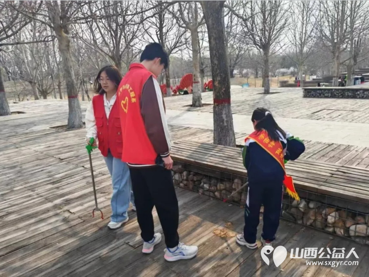 党团队携手护生态.雷锋精神绽新辉¦晋中新青年高校志愿者联合服务中心开展“怡然见晋中.志愿我先行--大手拉小手.环保志愿行”公益活动 - 第9张 - 山西公益人 党团队携手护生态.雷锋精神绽新辉¦晋中新青年高校志愿者联合服务中心开展“怡然见晋中.志愿我先行--大手拉小手.环保志愿行”公益活动 - 第9张