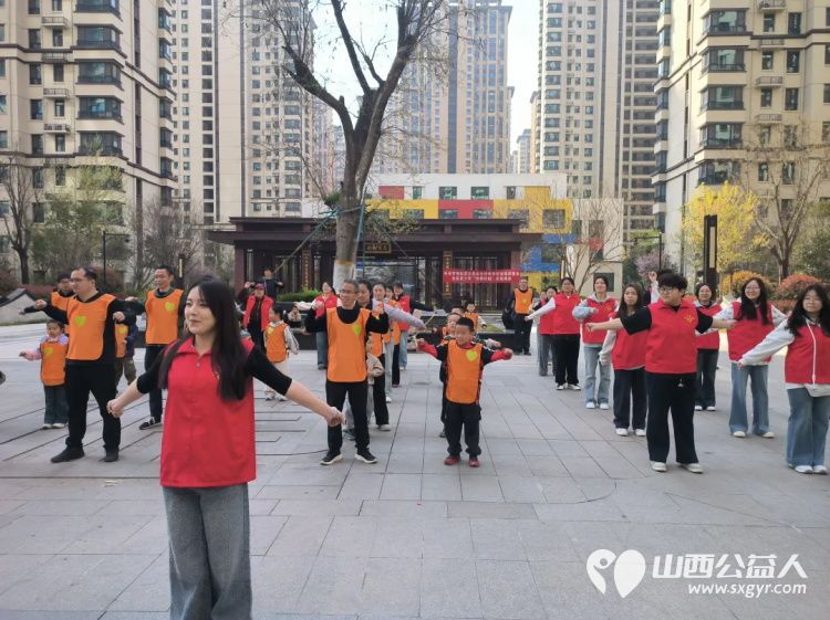 春日趣运动健康共成长 运城市爱心驿站社会服务工作中心联合华源豪庭社区举办春日亲子运动会以趣味运动搭建亲子互动桥梁引导孩子学会尊重团结协作 - 第3张