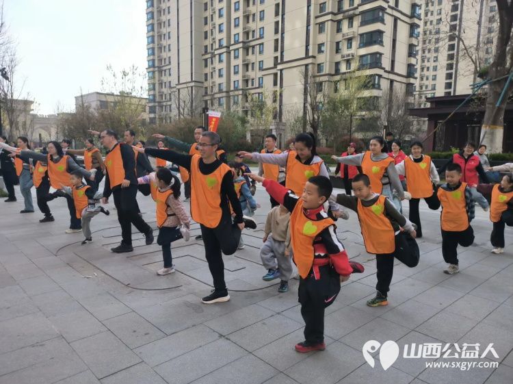 春日趣运动健康共成长 运城市爱心驿站社会服务工作中心联合华源豪庭社区举办春日亲子运动会以趣味运动搭建亲子互动桥梁引导孩子学会尊重团结协作 - 第4张