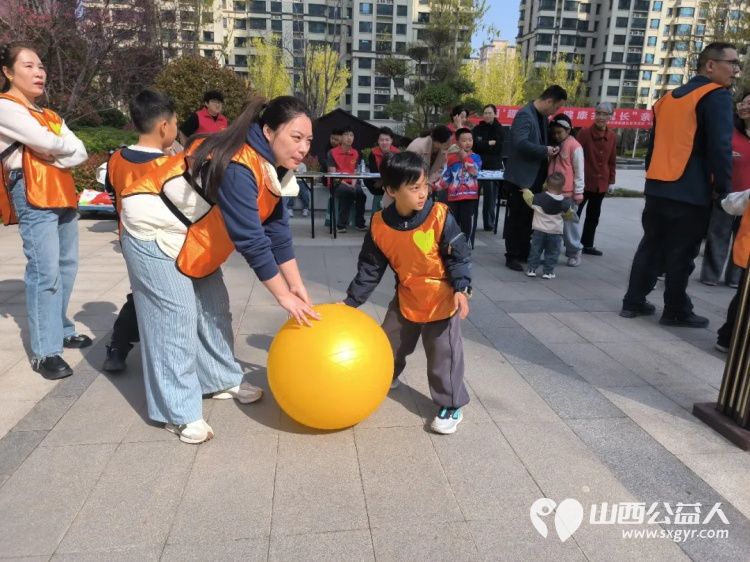 春日趣运动健康共成长 运城市爱心驿站社会服务工作中心联合华源豪庭社区举办春日亲子运动会以趣味运动搭建亲子互动桥梁引导孩子学会尊重团结协作 - 第5张