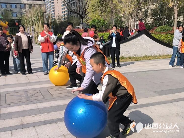 春日趣运动健康共成长 运城市爱心驿站社会服务工作中心联合华源豪庭社区举办春日亲子运动会以趣味运动搭建亲子互动桥梁引导孩子学会尊重团结协作 - 第6张