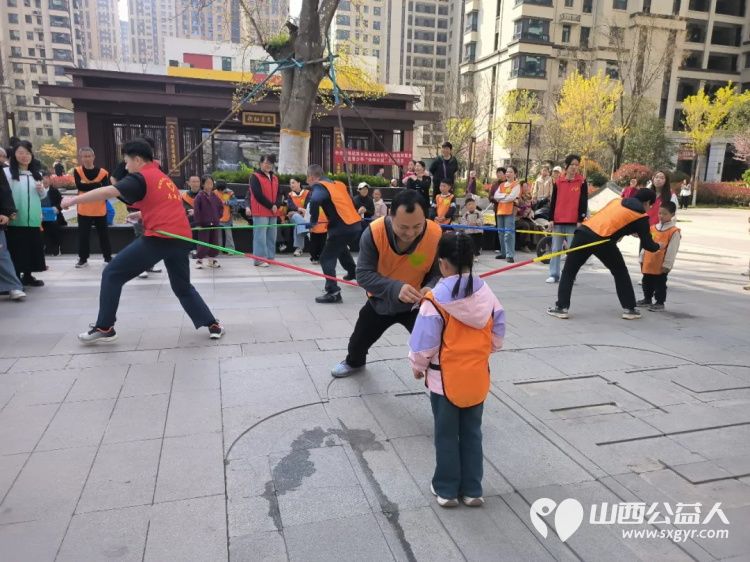 春日趣运动健康共成长 运城市爱心驿站社会服务工作中心联合华源豪庭社区举办春日亲子运动会以趣味运动搭建亲子互动桥梁引导孩子学会尊重团结协作 - 第9张