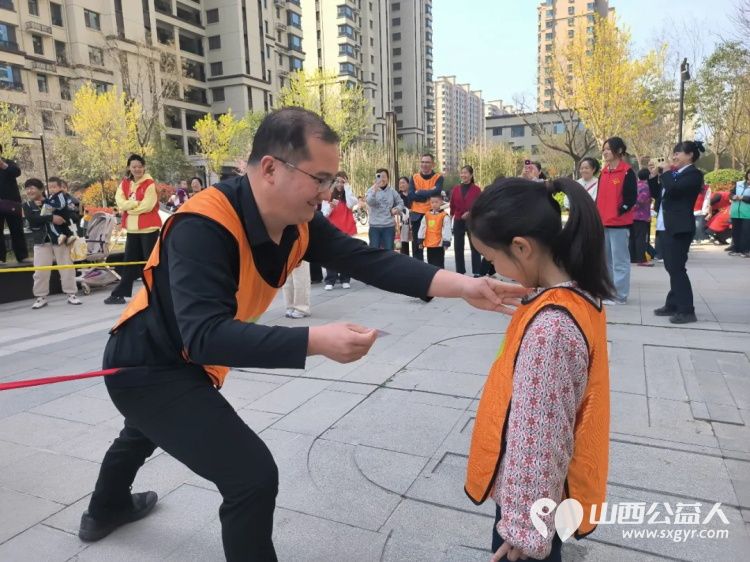 春日趣运动健康共成长 运城市爱心驿站社会服务工作中心联合华源豪庭社区举办春日亲子运动会以趣味运动搭建亲子互动桥梁引导孩子学会尊重团结协作 - 第8张