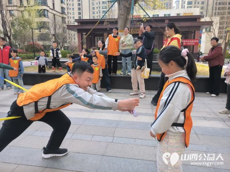 春日趣运动健康共成长 运城市爱心驿站社会服务工作中心联合华源豪庭社区举办春日亲子运动会以趣味运动搭建亲子互动桥梁引导孩子学会尊重团结协作 - 第7张