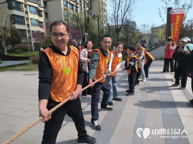 春日趣运动健康共成长 运城市爱心驿站社会服务工作中心联合华源豪庭社区举办春日亲子运动会以趣味运动搭建亲子互动桥梁引导孩子学会尊重团结协作 - 第13张