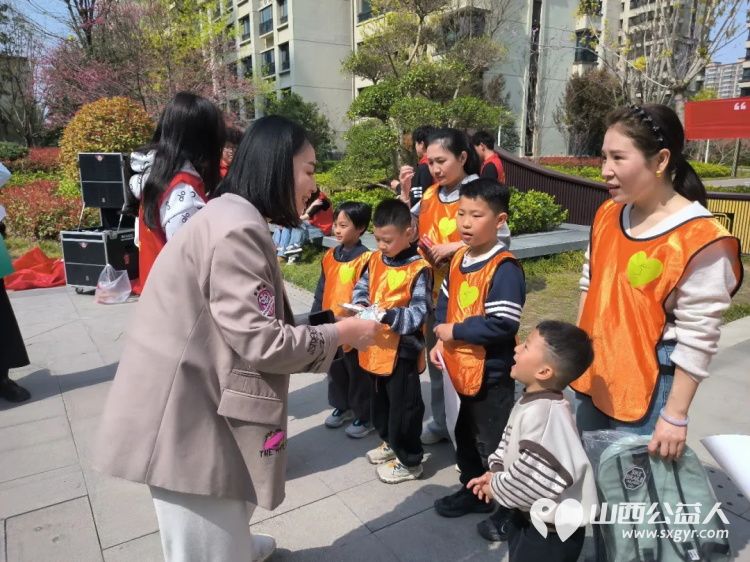 春日趣运动健康共成长 运城市爱心驿站社会服务工作中心联合华源豪庭社区举办春日亲子运动会以趣味运动搭建亲子互动桥梁引导孩子学会尊重团结协作 - 第15张