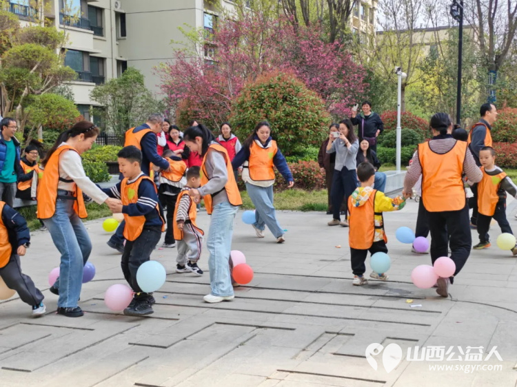 春日趣运动健康共成长 运城市爱心驿站社会服务工作中心联合华源豪庭社区举办春日亲子运动会以趣味运动搭建亲子互动桥梁引导孩子学会尊重团结协作 - 第10张