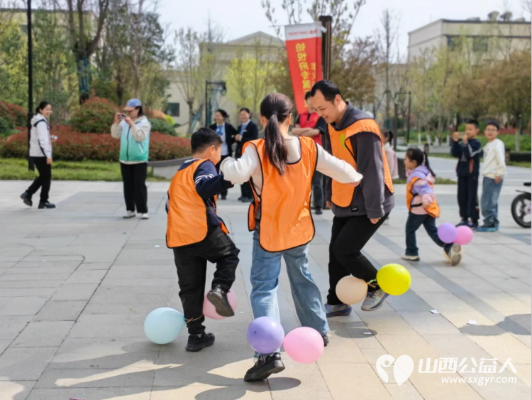 春日趣运动健康共成长 运城市爱心驿站社会服务工作中心联合华源豪庭社区举办春日亲子运动会以趣味运动搭建亲子互动桥梁引导孩子学会尊重团结协作 - 第11张