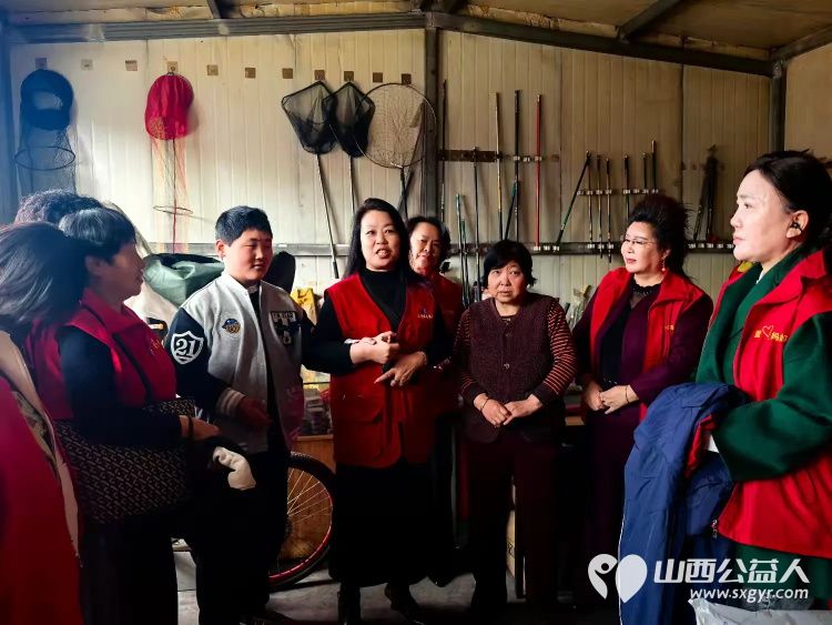 春风送暖润心田----长治市爱心妈妈协会深入上党区走访慰问困难家庭捐赠慰问金和米面等在场的爱心妈妈们从口袋中掏出慰问金表达对困难家庭的关心与支持 - 第13张 - 山西公益人 春风送暖润心田----长治市爱心妈妈协会深入上党区走访慰问困难家庭捐赠慰问金和米面等在场的爱心妈妈们从口袋中掏出慰问金表达对困难家庭的关心与支持 - 第13张