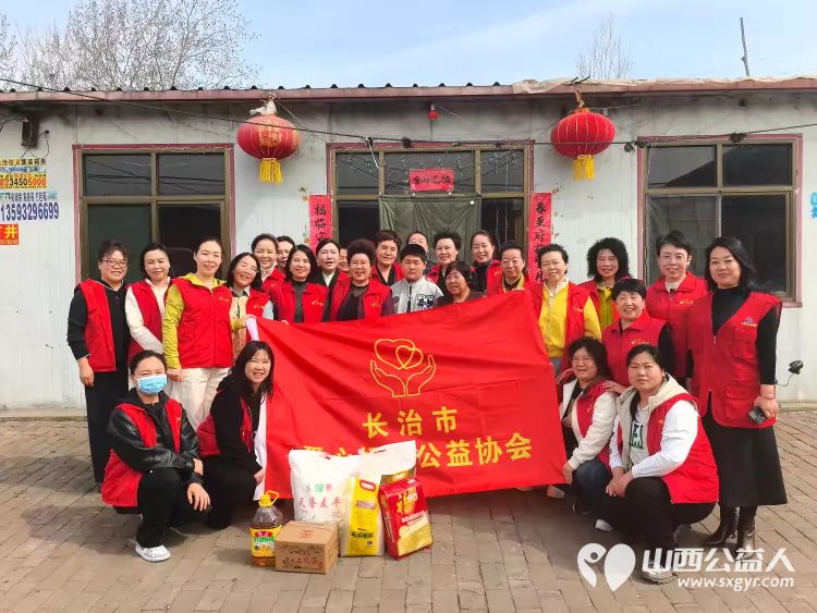 春风送暖润心田----长治市爱心妈妈协会深入上党区走访慰问困难家庭捐赠慰问金和米面等在场的爱心妈妈们从口袋中掏出慰问金表达对困难家庭的关心与支持 - 第2张 - 山西公益人 春风送暖润心田----长治市爱心妈妈协会深入上党区走访慰问困难家庭捐赠慰问金和米面等在场的爱心妈妈们从口袋中掏出慰问金表达对困难家庭的关心与支持 - 第2张