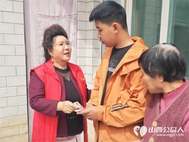 春风送暖润心田----长治市爱心妈妈协会深入上党区走访慰问困难家庭捐赠慰问金和米面等在场的爱心妈妈们从口袋中掏出慰问金表达对困难家庭的关心与支持 - 第9张 - 山西公益人 春风送暖润心田----长治市爱心妈妈协会深入上党区走访慰问困难家庭捐赠慰问金和米面等在场的爱心妈妈们从口袋中掏出慰问金表达对困难家庭的关心与支持 - 第9张