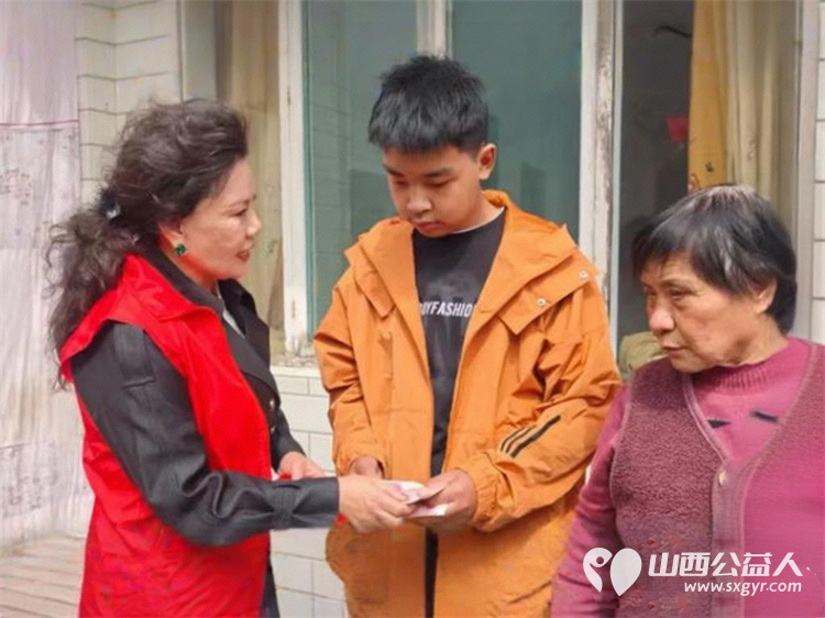 春风送暖润心田----长治市爱心妈妈协会深入上党区走访慰问困难家庭捐赠慰问金和米面等在场的爱心妈妈们从口袋中掏出慰问金表达对困难家庭的关心与支持 - 第8张 - 山西公益人 春风送暖润心田----长治市爱心妈妈协会深入上党区走访慰问困难家庭捐赠慰问金和米面等在场的爱心妈妈们从口袋中掏出慰问金表达对困难家庭的关心与支持 - 第8张
