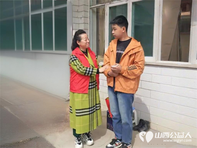 春风送暖润心田----长治市爱心妈妈协会深入上党区走访慰问困难家庭捐赠慰问金和米面等在场的爱心妈妈们从口袋中掏出慰问金表达对困难家庭的关心与支持 - 第10张 - 山西公益人 春风送暖润心田----长治市爱心妈妈协会深入上党区走访慰问困难家庭捐赠慰问金和米面等在场的爱心妈妈们从口袋中掏出慰问金表达对困难家庭的关心与支持 - 第10张