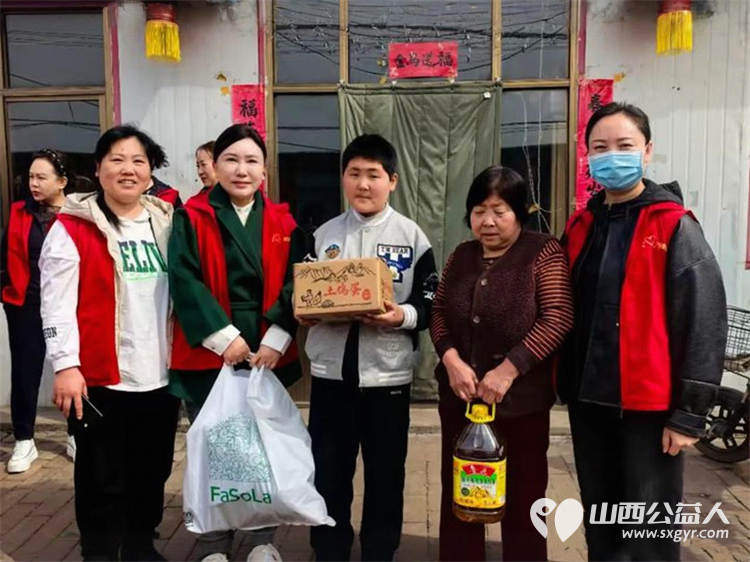 春风送暖润心田----长治市爱心妈妈协会深入上党区走访慰问困难家庭捐赠慰问金和米面等在场的爱心妈妈们从口袋中掏出慰问金表达对困难家庭的关心与支持 - 第12张 - 山西公益人 春风送暖润心田----长治市爱心妈妈协会深入上党区走访慰问困难家庭捐赠慰问金和米面等在场的爱心妈妈们从口袋中掏出慰问金表达对困难家庭的关心与支持 - 第12张