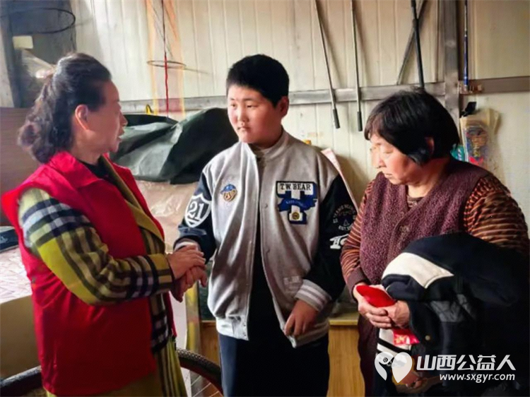 春风送暖润心田----长治市爱心妈妈协会深入上党区走访慰问困难家庭捐赠慰问金和米面等在场的爱心妈妈们从口袋中掏出慰问金表达对困难家庭的关心与支持 - 第16张 - 山西公益人 春风送暖润心田----长治市爱心妈妈协会深入上党区走访慰问困难家庭捐赠慰问金和米面等在场的爱心妈妈们从口袋中掏出慰问金表达对困难家庭的关心与支持 - 第16张