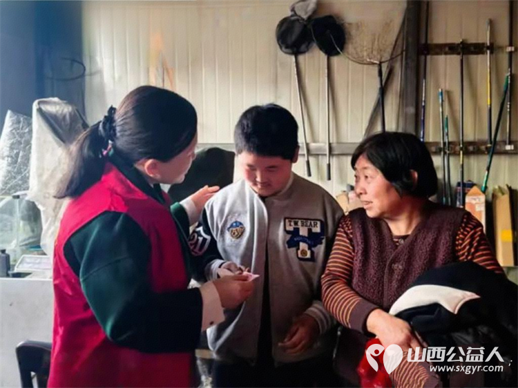 春风送暖润心田----长治市爱心妈妈协会深入上党区走访慰问困难家庭捐赠慰问金和米面等在场的爱心妈妈们从口袋中掏出慰问金表达对困难家庭的关心与支持 - 第15张 - 山西公益人 春风送暖润心田----长治市爱心妈妈协会深入上党区走访慰问困难家庭捐赠慰问金和米面等在场的爱心妈妈们从口袋中掏出慰问金表达对困难家庭的关心与支持 - 第15张