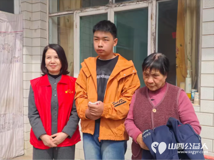 春风送暖润心田----长治市爱心妈妈协会深入上党区走访慰问困难家庭捐赠慰问金和米面等在场的爱心妈妈们从口袋中掏出慰问金表达对困难家庭的关心与支持 - 第7张 - 山西公益人 春风送暖润心田----长治市爱心妈妈协会深入上党区走访慰问困难家庭捐赠慰问金和米面等在场的爱心妈妈们从口袋中掏出慰问金表达对困难家庭的关心与支持 - 第7张