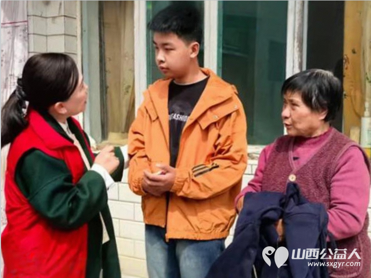 春风送暖润心田----长治市爱心妈妈协会深入上党区走访慰问困难家庭捐赠慰问金和米面等在场的爱心妈妈们从口袋中掏出慰问金表达对困难家庭的关心与支持 - 第6张 - 山西公益人 春风送暖润心田----长治市爱心妈妈协会深入上党区走访慰问困难家庭捐赠慰问金和米面等在场的爱心妈妈们从口袋中掏出慰问金表达对困难家庭的关心与支持 - 第6张