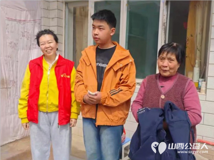 春风送暖润心田----长治市爱心妈妈协会深入上党区走访慰问困难家庭捐赠慰问金和米面等在场的爱心妈妈们从口袋中掏出慰问金表达对困难家庭的关心与支持 - 第5张 - 山西公益人 春风送暖润心田----长治市爱心妈妈协会深入上党区走访慰问困难家庭捐赠慰问金和米面等在场的爱心妈妈们从口袋中掏出慰问金表达对困难家庭的关心与支持 - 第5张