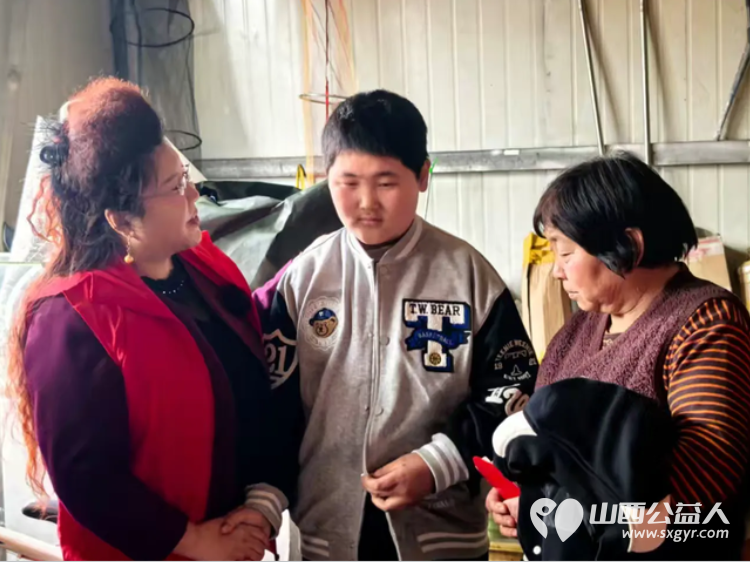 春风送暖润心田----长治市爱心妈妈协会深入上党区走访慰问困难家庭捐赠慰问金和米面等在场的爱心妈妈们从口袋中掏出慰问金表达对困难家庭的关心与支持 - 第14张 - 山西公益人 春风送暖润心田----长治市爱心妈妈协会深入上党区走访慰问困难家庭捐赠慰问金和米面等在场的爱心妈妈们从口袋中掏出慰问金表达对困难家庭的关心与支持 - 第14张