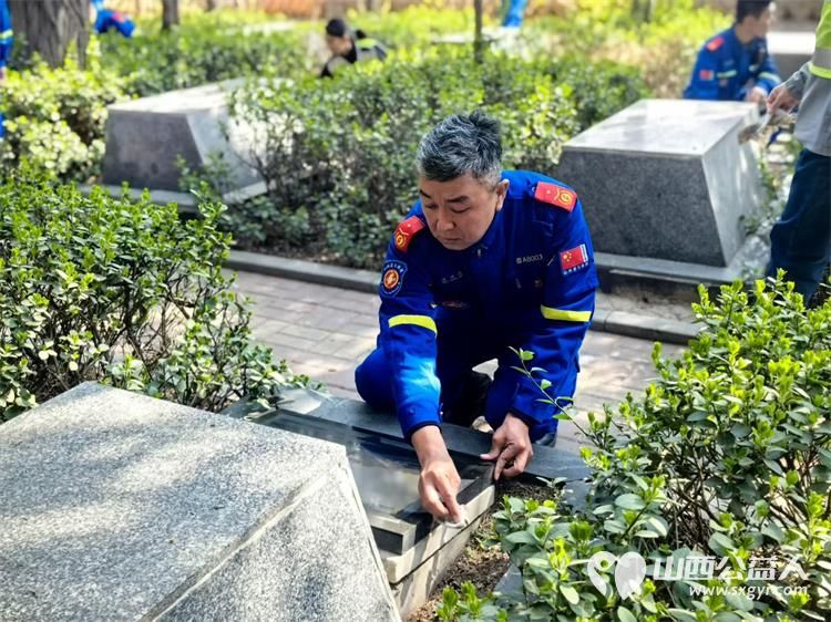 山西蓝天救援队志愿者3月29日去黄坡烈士陵园为解放太原的烈士们扫墓缅怀先烈珍爱和平 - 第3张