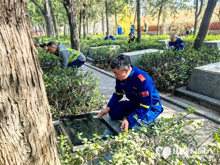 山西蓝天救援队志愿者3月29日去黄坡烈士陵园为解放太原的烈士们扫墓缅怀先烈珍爱和平 - 第4张