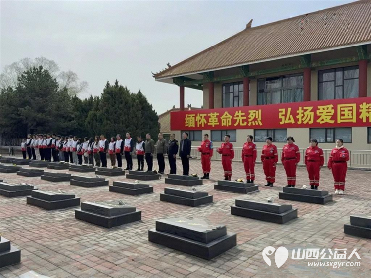 笔笔绘金光念念敬忠魂----吕梁市中志协救援队联合吕梁多支公益队伍赓续红色血脉齐聚凤山革命烈士陵园为陵园内80余块烈士墓碑精心描金致敬英烈告慰忠魂 - 第2张 - 山西公益人 笔笔绘金光念念敬忠魂----吕梁市中志协救援队联合吕梁多支公益队伍赓续红色血脉齐聚凤山革命烈士陵园为陵园内80余块烈士墓碑精心描金致敬英烈告慰忠魂 - 第2张