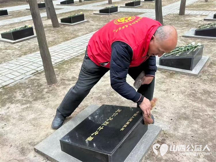 太原市杏花岭区杏花红志愿者服务中心组织志愿者去牛驼寨烈士陵园擦碑打扫卫生纪念革命先烈 - 第4张 - 山西公益人 太原市杏花岭区杏花红志愿者服务中心组织志愿者去牛驼寨烈士陵园擦碑打扫卫生纪念革命先烈 - 第4张