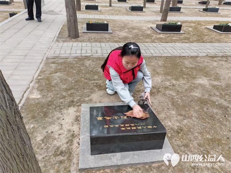 太原市杏花岭区杏花红志愿者服务中心组织志愿者去牛驼寨烈士陵园擦碑打扫卫生纪念革命先烈 - 第6张 - 山西公益人 太原市杏花岭区杏花红志愿者服务中心组织志愿者去牛驼寨烈士陵园擦碑打扫卫生纪念革命先烈 - 第6张
