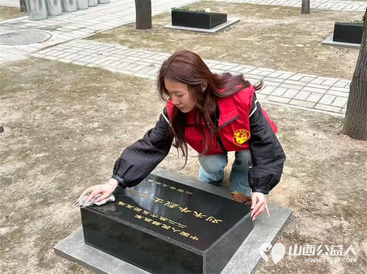 太原市杏花岭区杏花红志愿者服务中心组织志愿者去牛驼寨烈士陵园擦碑打扫卫生纪念革命先烈 - 第7张 - 山西公益人 太原市杏花岭区杏花红志愿者服务中心组织志愿者去牛驼寨烈士陵园擦碑打扫卫生纪念革命先烈 - 第7张