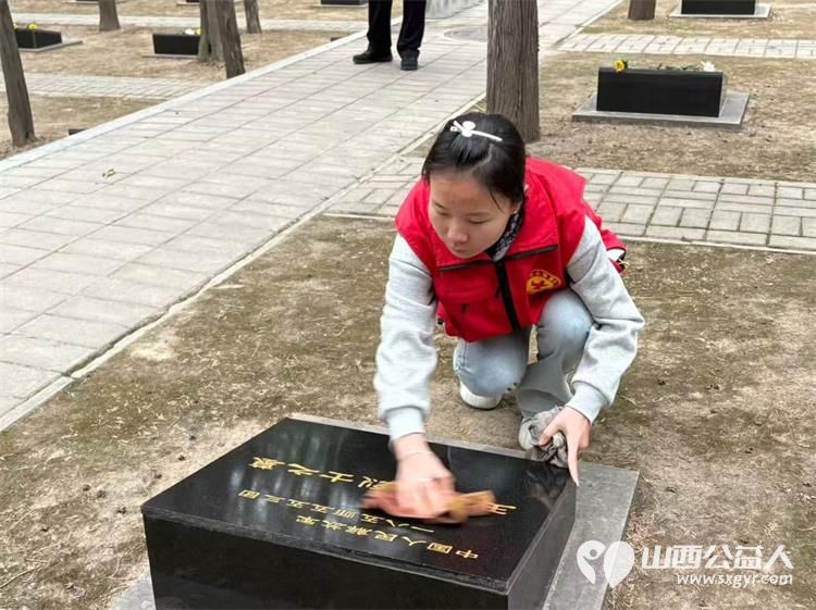 太原市杏花岭区杏花红志愿者服务中心组织志愿者去牛驼寨烈士陵园擦碑打扫卫生纪念革命先烈 - 第5张 - 山西公益人 太原市杏花岭区杏花红志愿者服务中心组织志愿者去牛驼寨烈士陵园擦碑打扫卫生纪念革命先烈 - 第5张