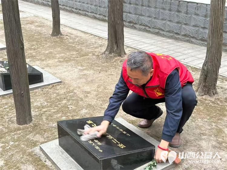 太原市杏花岭区杏花红志愿者服务中心组织志愿者去牛驼寨烈士陵园擦碑打扫卫生纪念革命先烈 - 第3张 - 山西公益人 太原市杏花岭区杏花红志愿者服务中心组织志愿者去牛驼寨烈士陵园擦碑打扫卫生纪念革命先烈 - 第3张