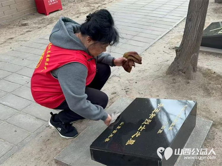太原市杏花岭区杏花红志愿者服务中心组织志愿者去牛驼寨烈士陵园擦碑打扫卫生纪念革命先烈 - 第2张 - 山西公益人 太原市杏花岭区杏花红志愿者服务中心组织志愿者去牛驼寨烈士陵园擦碑打扫卫生纪念革命先烈 - 第2张