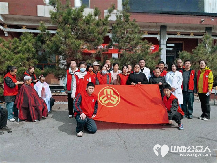 介休市敬老协会敬老爱老助老活动——3月28日走进洪山镇洪山村为老人免费理发体检践行为老服务理念将孝善行服务持之以恒推进 - 第2张