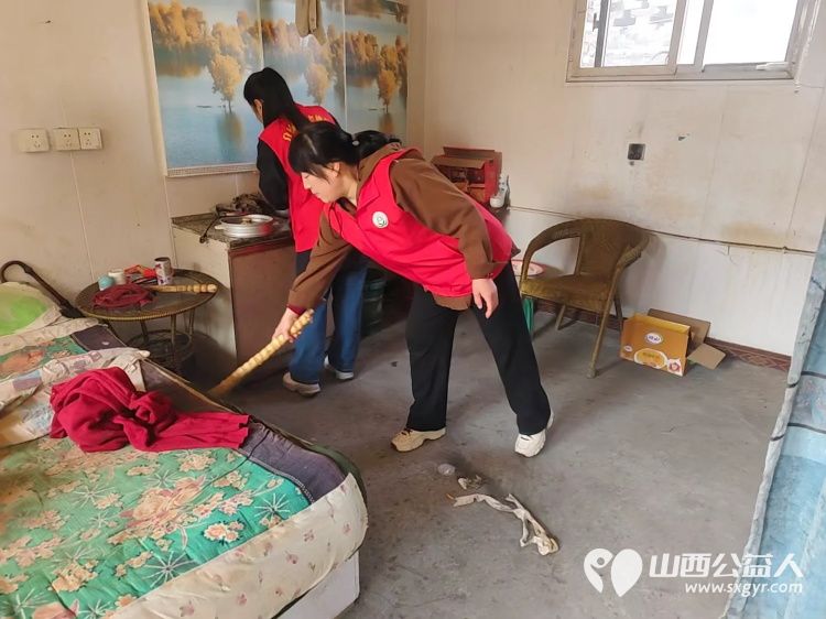 介休市敬老协会组织志愿者来到洪山镇洪山村入户80岁特困李逢春老人家里为老人打扫室内外卫生理发做饭包饺子 - 第11张