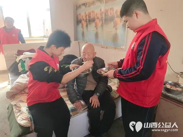 介休市敬老协会组织志愿者来到洪山镇洪山村入户80岁特困李逢春老人家里为老人打扫室内外卫生理发做饭包饺子 - 第7张